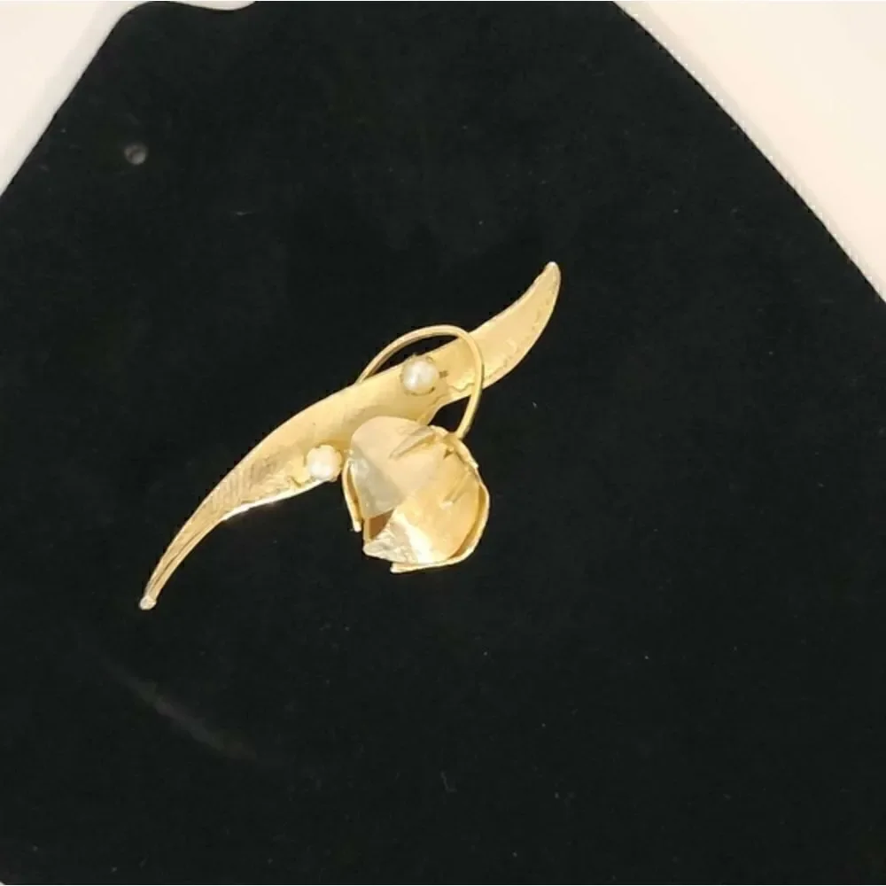 Vintage gold pearl  flower brooch